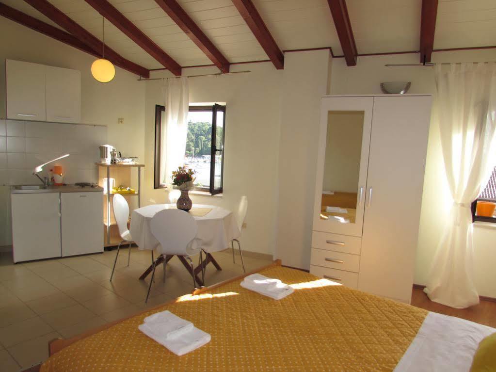 Guest House Pina โรวีน ภายนอก รูปภาพ